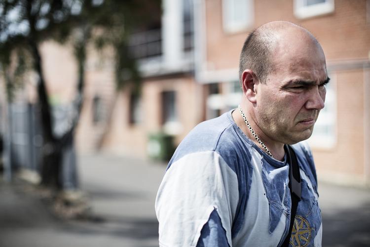 SVIN. Der blev slagtet igen i dag i Rønne. Men medarbejderne ved endnu ikke, om de har en fremtid på slagteriet. Det forlyder, at tirsdag bliver knald eller fald. Her er det Michael Sterby, stedfortrædende tillidsmand, uden for slagteriet i dag. 