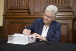 Klimaplan. Gina McCarthy, chefen for det amerikanske agentur for miljøbeskyttelse (EPA), underskriver præsidentens nye klimaplan, der skal reducere udledningen af drivhusgasser. 