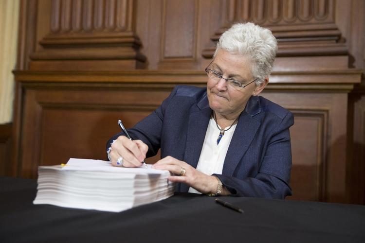 Klimaplan. Gina McCarthy, chefen for det amerikanske agentur for miljøbeskyttelse (EPA), underskriver præsidentens nye klimaplan, der skal reducere udledningen af drivhusgasser. 