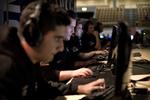 Fordom. Computerspil får mange til at tænke på unge fyre i ildelugtende værelser. Men faktisk er der i USA flere voksne kvinder end unge drenge, der bruger tid på at spille. 