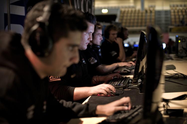 Fordom. Computerspil får mange til at tænke på unge fyre i ildelugtende værelser. Men faktisk er der i USA flere voksne kvinder end unge drenge, der bruger tid på at spille. 