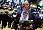 fejl-på-fejl. En halv time efter at Wall Street åbnede for aktiehandlen blev det fejlagtige indeks for forventningerne i fremstillingsindustrien offentliggjort. Tallet blev siden rettet to gange, før der var bulls eye. 