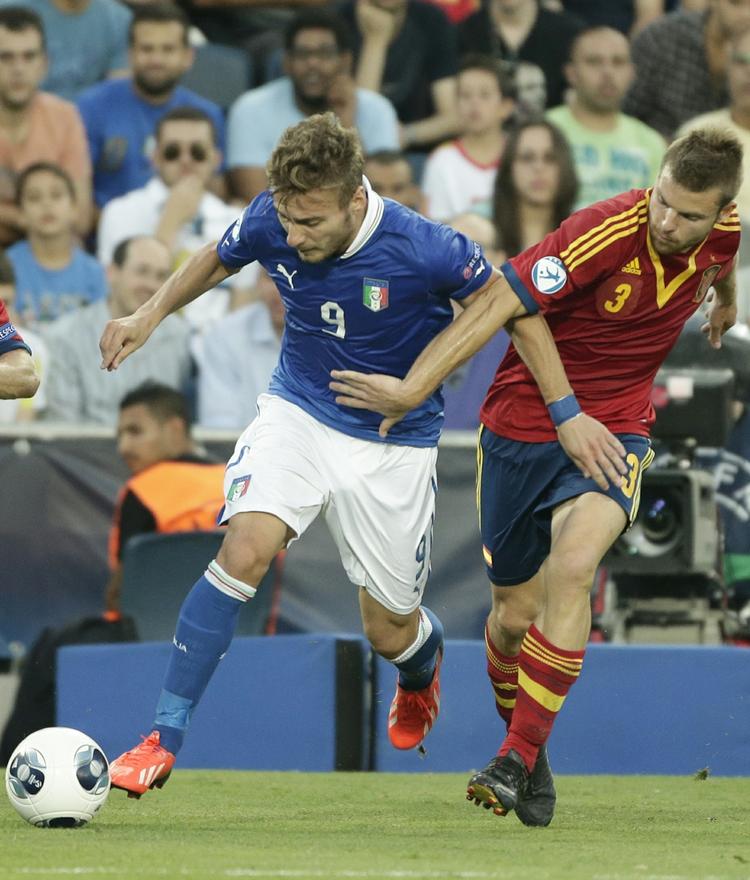 værdsat. Asier Illarramendi (th.) i infight med Italiens Ciro Immobile i en ungdomslandsholdskamp i sidste måned. 