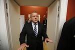 Politik. Lars Lø'kke skal deltage i et væld af møder i dag. På en dag, hvor hans politiske fremtid afgøres. 