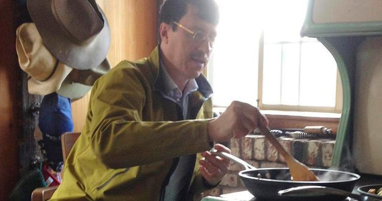 Kok. Minik laver mad på brændekomfuret hos sin ven og kollega fra Stanford Universitet, Dennis Bird, på hans ranch ved foden af Sierra Nevada-bjergkæden i Californien. Privatfoto 