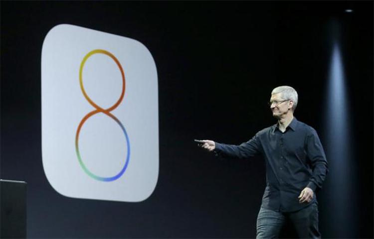 PLAGIAT. Apples nye styresystem til iPhone og iPad, iOS8, anklages nu for at have hentet lidt for meget inspiration hos bl.a. Android, WhatsApp og Snapchat. (Foto: AP Photo/Jeff Chiu) 