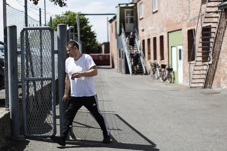 slagtere. Arbejdet på slagteriet i Rønne blev genoptaget i går, efter at de 190 ansatte nedlagde arbejdet i onsdags i protest mod Danish Crowns lukkeplaner. 