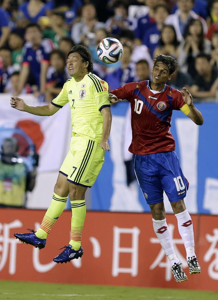 Målscorere. Yasuhito Endo (tv) og Costa Ricas Bryan Ruiz kom begge på måltavlen i testen i nat. 