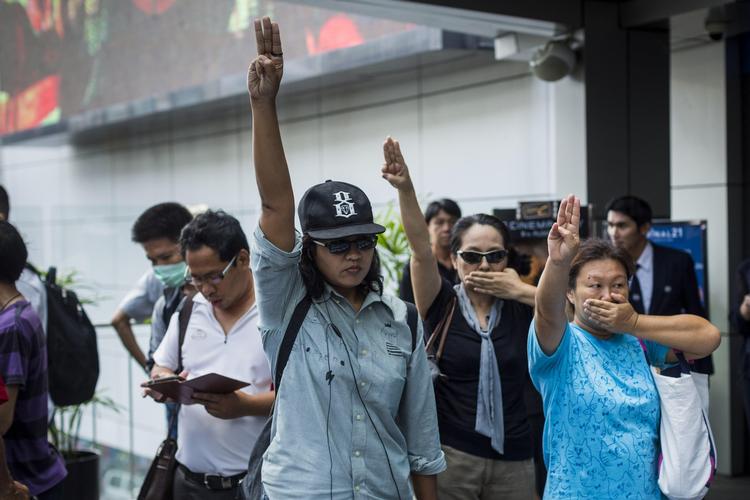 Tegn. Befolkningen i Thailand bruger tegnet fra Hunger games-filmene for at vise deres utilfredshed med militærets magtovertagelse. 