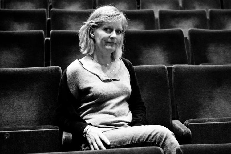 teaterliv. Atrid Saalbachs lille tætte roman er meget mere end et hug til danske teaterverden. Den fremstiller også, hvordan et menneske reagerer under psykisk pres og moralsk dilemma. 