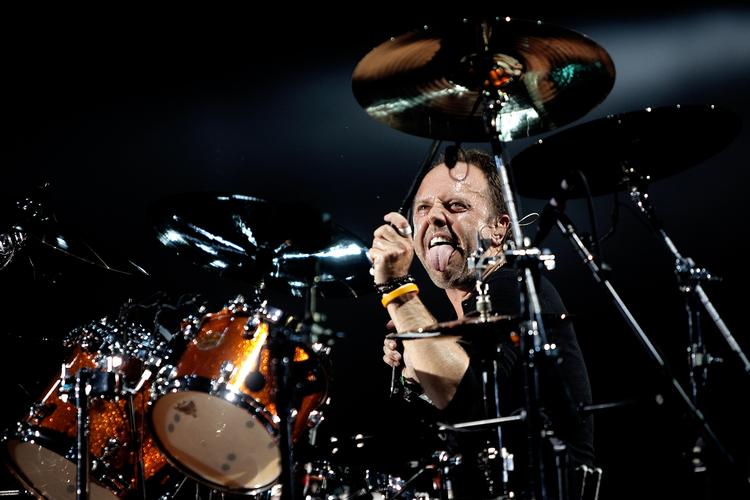 Slagkraftig. Lars Ulrich er klar til at lade stikkerne tale i aften. Når han f.eks. skal spille 'Master of Puppets'. Som han har spillet 1.461 gange før, ifølge sitet setlist.com. 