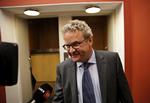 Venstres Preben Bang Henriksen på vej ind til gruppemøde. Han meddelte allerede i aftes, at han ikke længere har tillid til Lars Løkke Rasmussen som formand. 