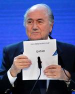 Presset. Fifa går ind til et skæbnesvangert år. Optakten til slutrunden i Brasilien har været præget af byggeforsinkelser og folkelige protester. I Qatar, hvor der måske skal være VM i 2022, dør bygningsarbejdere under kummerlige forhold. I næste måned kommer rapporten omkring afstemningen om Qatar 2022. Og i næste uge, når Fifa holder kongres, skal præsident Sepp Blatter (billedet) beslutte, om han genopstiller som præsident, når der er valg i 2015. 