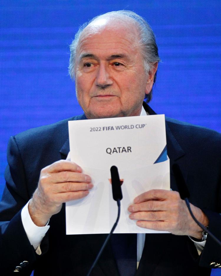 Presset. Fifa går ind til et skæbnesvangert år. Optakten til slutrunden i Brasilien har været præget af byggeforsinkelser og folkelige protester. I Qatar, hvor der måske skal være VM i 2022, dør bygningsarbejdere under kummerlige forhold. I næste måned kommer rapporten omkring afstemningen om Qatar 2022. Og i næste uge, når Fifa holder kongres, skal præsident Sepp Blatter (billedet) beslutte, om han genopstiller som præsident, når der er valg i 2015. 