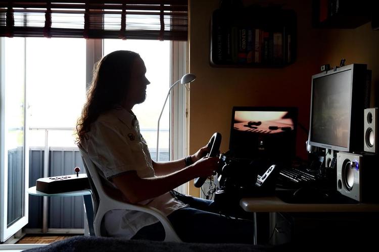 Katalysator. Jonathan Allin elsker rollen som »katalysatoren, der med et tryk på en knap udløser konsekvenser, som overrasker, glæder, skræmmer og provokerer«. 