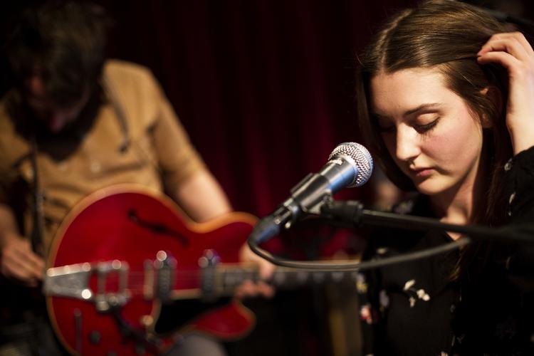 Biblioteket. Den danske sangerinde Majke Voss Romme laver musik under navnet Broken Twin og har fået flotte anmeldelser for sit debutalbum. Under jazzfestivalen optræder hun i programmet 'Wild At Heart' på Københavns Hovedbibliotek. 