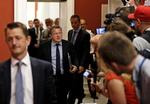 FARVEL. Løkke på vej ud fra dagens gruppemøde på Christiansborg. 