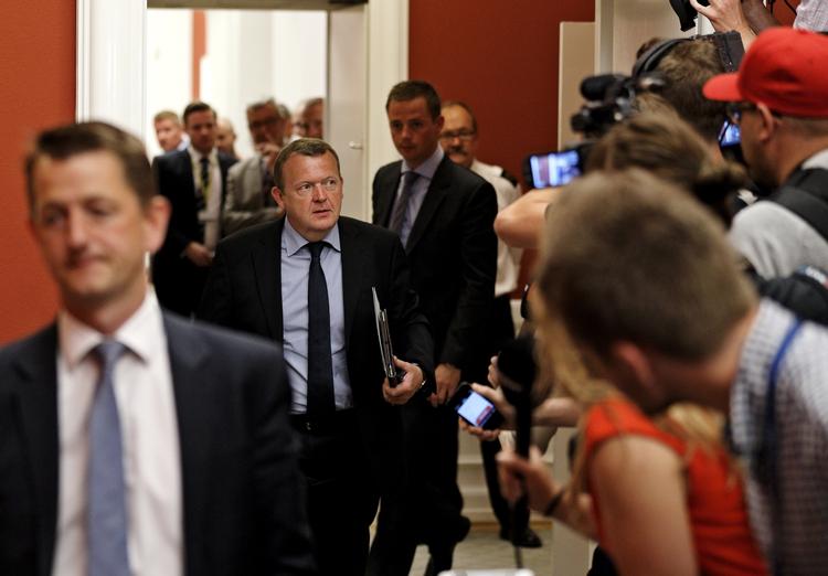 FARVEL. Løkke på vej ud fra dagens gruppemøde på Christiansborg. 