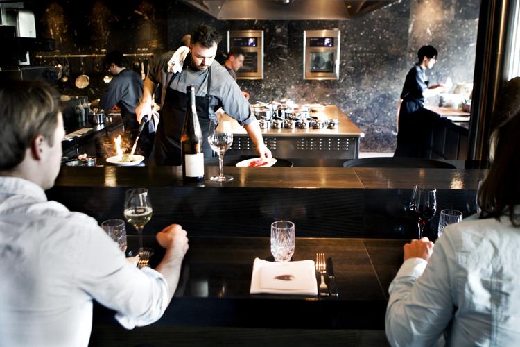 BARMAD. På restaurant Geist kan du følge retternes tilblivelse i det åbne køkken. 