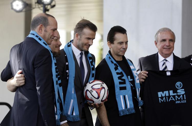 klubejer. David Beckham  (midt) med sit nye Miami-holds farver. Englænderen overvejer at blive den første spillende klubejer. 