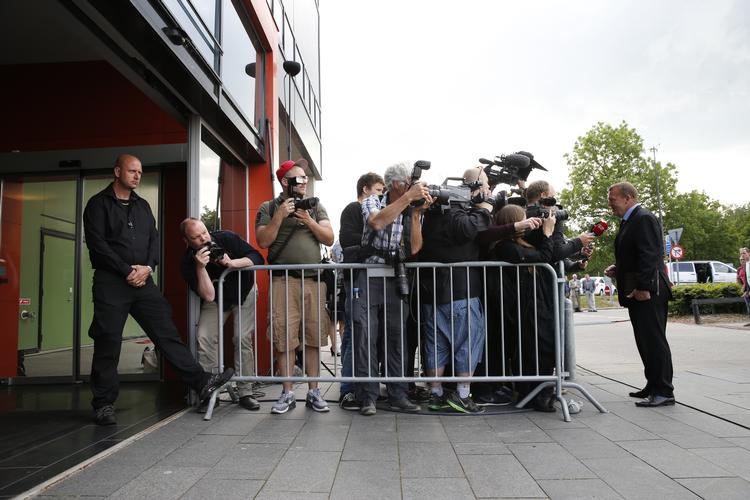 MØDE. Løkke gav sig tid til at tale med pressen på vej ind til dagens møde i Odense. 