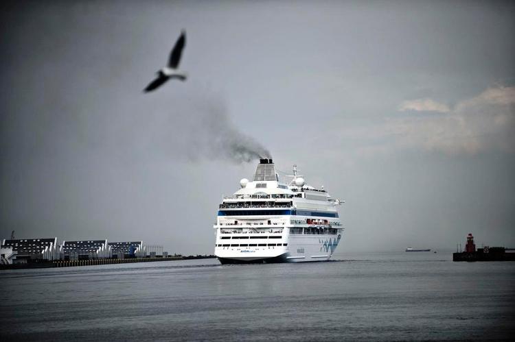 Os. Krydstogtskibe, færger og fragtskibe bidrager til stærk luftforurening i byer som København. 