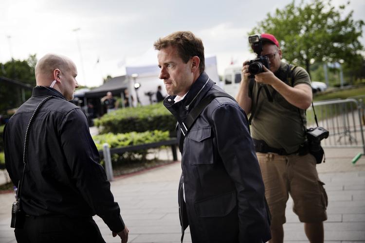 FORMAND. Flere kritikere bakker nu op om deres formand Lars Løkke Rasmussen. Det var ikke alle, der gjorde ved ankomst. 