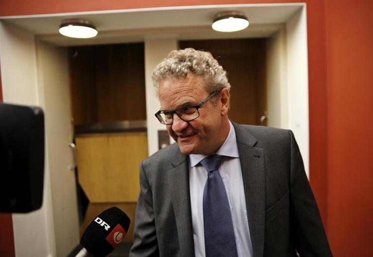 Tøjsag. Nordjysk folketingsmedlem Preben Bang Henriksen er parat til at forlade Venstre, hvis han ikke ser dokumenation for, at formanden har betalt og svaret skat af sit omstridte tøjkøb. 