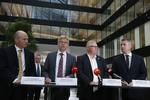 aftale! Repræsentanter for Fødevareforbundet NNF, Dansk Industri samt erhvervs- og vækstminister Henrik Sass Larsen præsenterer redningsplanen for slagteriet i Rønne. 