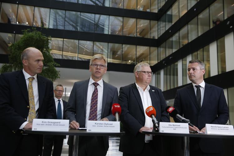 aftale! Repræsentanter for Fødevareforbundet NNF, Dansk Industri samt erhvervs- og vækstminister Henrik Sass Larsen præsenterer redningsplanen for slagteriet i Rønne. 