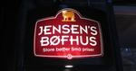 Det starter med et tilbud om fx et gavekort til under halv pris til Jensen's Bøfhus. I den sidste ende har det kostet mange mennesker omkring 3.000 kroner.  Forbrugerombudsmanden har forsøgt at kontakte folkene bag det svindelanklagede firma uden held. 