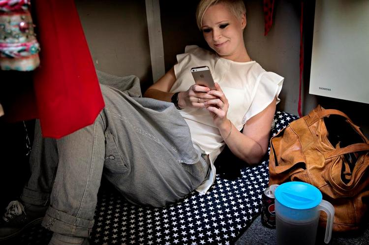 Afslapning. Vicki Berlin har lagt en madras i sin garderobe, så hun kan koble af mellem forestillingerne af Cirkusrevyen, og det gør hun bedst ved at shoppe. 