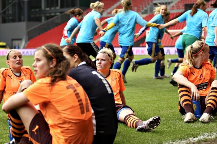 nedtur. IK Skovbakken-spillerne, her siddende efter en pokalskuffelse, skal ikke længere optræde i den bedste række, medmindre der alligevel findes en løsning i Dansk Boldspil-Union. Arkivfoto: Lars Krabbe/Polfoto 