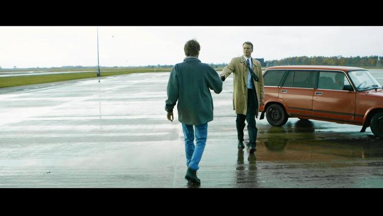 Rekonstrueret. Rekonstruktioner spiller en vigtig rolle i filmen om våbensmugleren Niels Holck. Her møder Peter Bleach i skikkelse af Paul McEwan sin kompagnon og nemesis 'Kim P. Davy' alias Niels Holck spillet af Andreas Führer. 