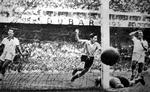 1-2. Sejrsmålet i 1950, da Uruguay blev verdensmester på denne scoring af Alcides Ghiggia 11 minutter før tid. 