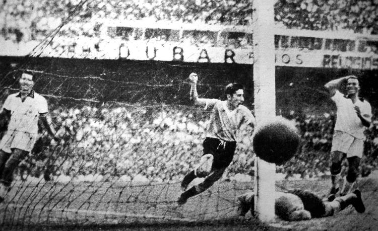 1-2. Sejrsmålet i 1950, da Uruguay blev verdensmester på denne scoring af Alcides Ghiggia 11 minutter før tid. 
