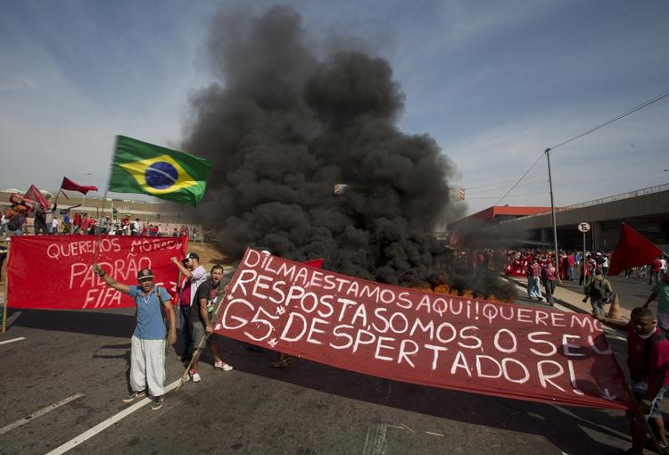 protester. Hjemløse brasilianere demonstrerer mod de mange millioner, der bruges på VM i fodbold, mens social velfærd ikke prioriteres fra magthavernes side. 