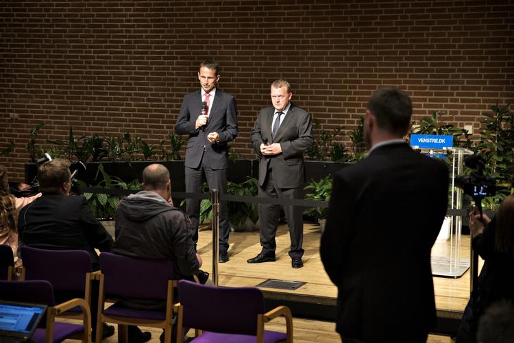 Fremad. Lars Løkke Rasmussen og Kristian Jensen er stadig Venstres formand og næstformand, fremgik det på pressemødet i nat efter et langt hovedbestyrelsesmøde. Fremover skal de to danne et tættere parløb i fronten af partiet. 