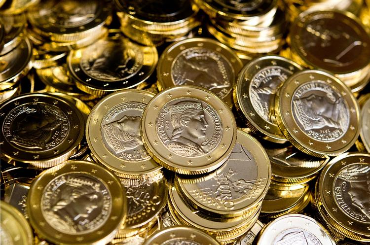 valutaklub. Euroen blev indført 1. januar 1999 i 11 EU-lande. Danmark og Storbritannien er de eneste lande, hvor befolkningen decideret har stemt nej til at indføre valutaen. 