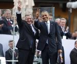 allierede. Polens træsident Bronislaw Komorowski og Barack Obama viser sejrstegnet, efter at Obama har holdt tale i Warszawa i dag. 