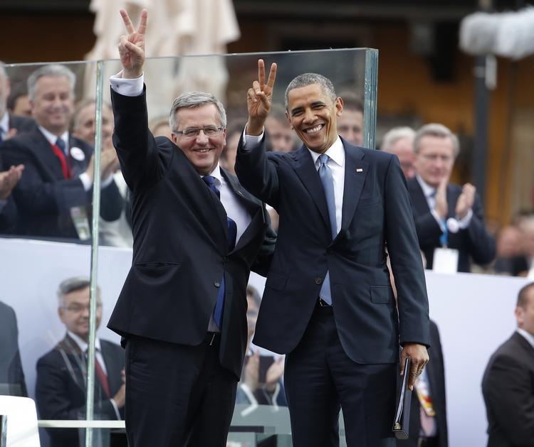 allierede. Polens træsident Bronislaw Komorowski og Barack Obama viser sejrstegnet, efter at Obama har holdt tale i Warszawa i dag. 
