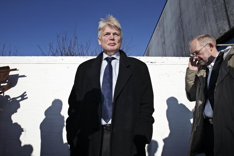 Tidligere departementschef Peter Loft til afhøring i Skattesagskommissionen. Her ankommer han sammen med advokat Lars Svenning Andersen. 