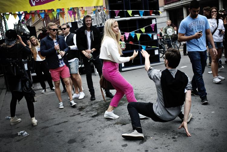 Feststart. Nørrebro bliver pakket tættere og tættere med tusinder af festivrige Distortion-gæster. 