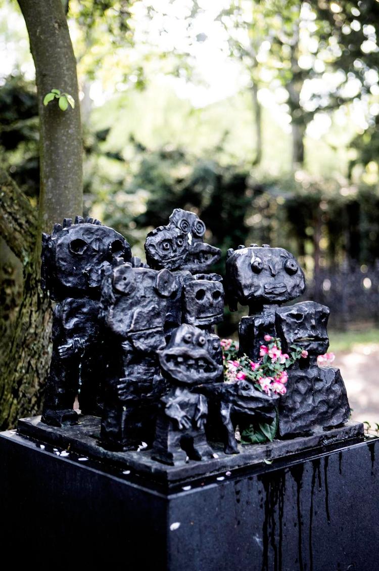 Støtte. Med 4,8 mio. kroner i støtte fra Nordeafonden har museet KØS realiseret projektet ’Mindesmærker’ med debat af kunst i det offentlige rum, bl.a. Leif Sylvesters bronzeskulptur på Assistens Kirkegård i København. 