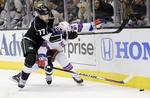 TÆT. Det startede tæt, både på isen og scoretavlen, da Jeff Carter (tv.) og Rick Nash mødtes i den første af indtil syv finaler. 