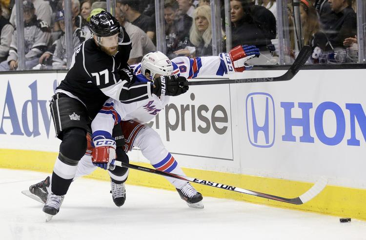 TÆT. Det startede tæt, både på isen og scoretavlen, da Jeff Carter (tv.) og Rick Nash mødtes i den første af indtil syv finaler. 