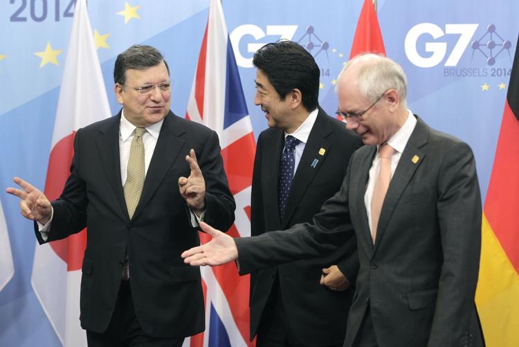 Topmøde. Selv om emnerne var alvorlige, var der plads til smil hos mødedeltagerne, her EU-præsident Herman Van Rompuy (t.h.), formand for EU-Kommissionen Jose Manuel Barroso (t.v.) og Japans ministerpræsident,  Shinzo Abe. 