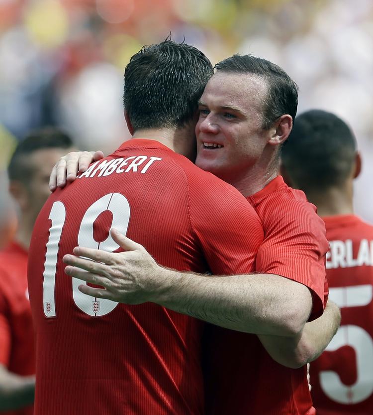 AFSLØRET. Med en søgning på internettet kan man finde pasnumrene på nattens engelske målscorere Rickie Lambert og Wayne Rooney, hvis man ellers kan bruge det til noget. 