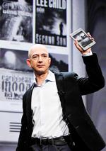 Bogdræber. Jeff Bezos er grundlægger af Amazon.com - den verdensomspændende internetvirksomhed, der vil slå fysiske bøger ihjel og få folk til at læse på en Kindle som den, Bezos her holder i hånden. 