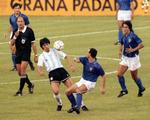 forlænget. Den ellers dygtige dommer, Michel Vautrot (tv), var sat på en svær opgave i semifinalen 1990 mellem Italien og Argentina. Det medførte en meget lang forlænget spilletid. 